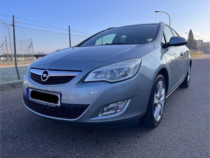 Silber Gebraucht 2011 Opel Astra Design Edition Kombi | 2.999 € (Guter Preis) - Bild 1/4