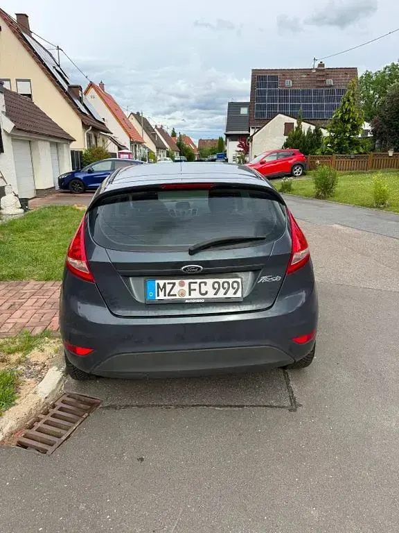 Gebraucht Ford Fiesta Trend 60 PS (44 kW) 2010 Grau Limousine