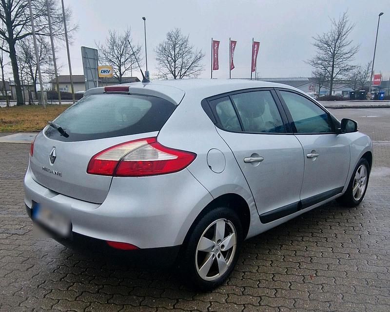 Gebraucht Renault Mégane 110 PS (80 kW) 2011 Silber Limousine