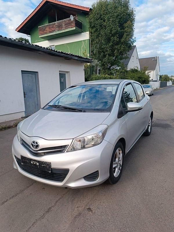 Silber Gebraucht 2012 Toyota Yaris Multidrive S Kleinwagen | 5.800 € (Fairer Preis) - Bild 1/4