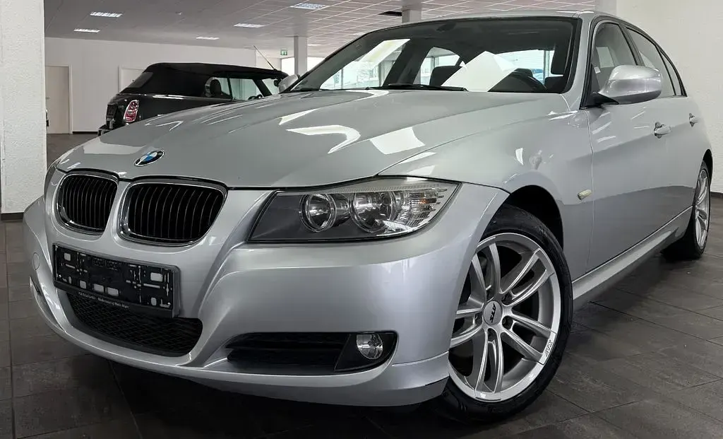 Gebraucht BMW 318 143 PS (105 kW) 2011 Silber Limousine