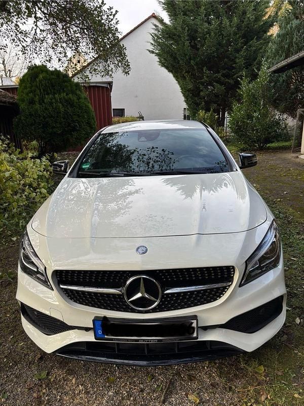 Weiß Gebraucht 2017 Mercedes CLA200 AMG Kombi | 16.900 € (Fairer Preis) - Bild 1/4