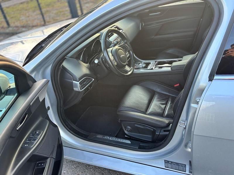 Gebraucht Jaguar XE Prestige 163 PS (119 kW) 2017 Silber Limousine