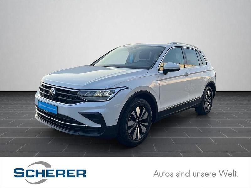Oryxweiß perlmutteffekt (metallic) Gebraucht 2024 VW Tiguan Move SUV | 30.500 € (Guter Preis) - Bild 1/4