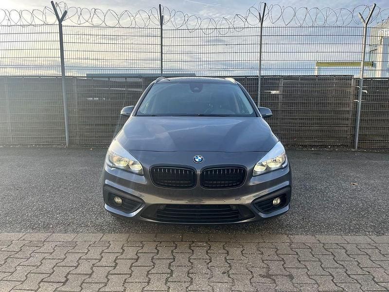 Grau Gebraucht 2017 BMW 218 Gran Tourer Van / Kleinbus | 12.700 € (Guter Preis) - Bild 1/4