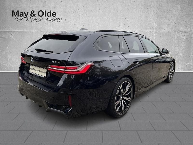 Gebraucht BMW 520 Performance 190 PS (139 kW) 2025 Carbonschwarz metallic Kombi