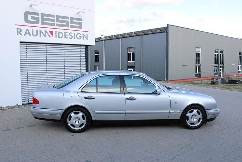 Silber Gebraucht 1998 Mercedes E280 Limousine | 5.900 € - Bild 1/4