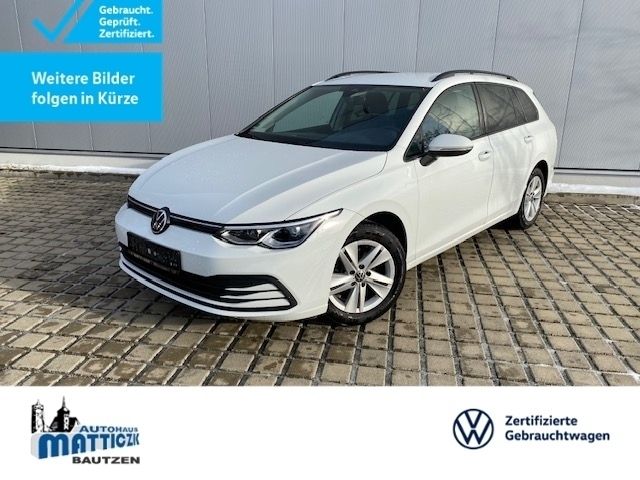 Weiß (pure white) Gebraucht 2021 VW Golf VIII Life Kombi | 21.788 € (Fairer Preis) - Bild 1/3