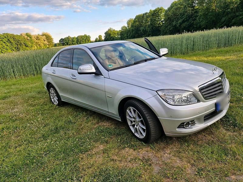 Silber Gebraucht 2007 Mercedes C200 Limousine | 7.798 € (Etwas zu teuer) - Bild 1/4