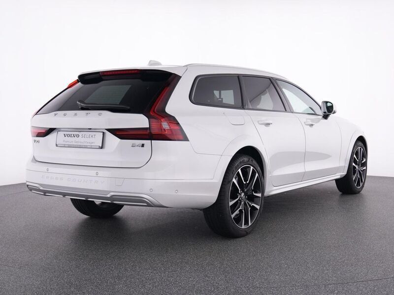Gebraucht Volvo V90 CC Plus 197 PS (144 kW) 2023 Crystal white / metallic Kombi