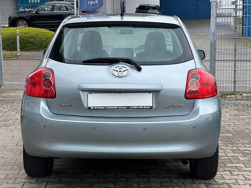 Gebraucht Toyota Auris 124 PS (91 kW) 2009 Medium silver metallic Kleinwagen