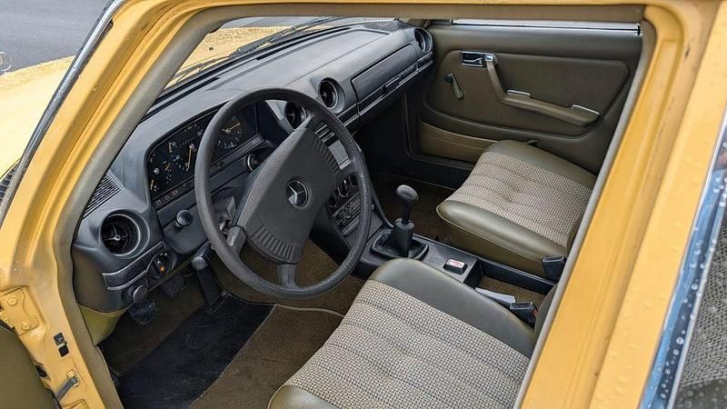 Gebraucht Mercedes 200 54 PS (39 kW) 1978 Gelb Limousine