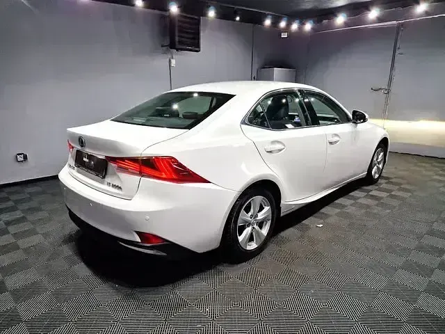 Gebraucht Lexus IS300h 223 PS (164 kW) 2019 Weiß Limousine