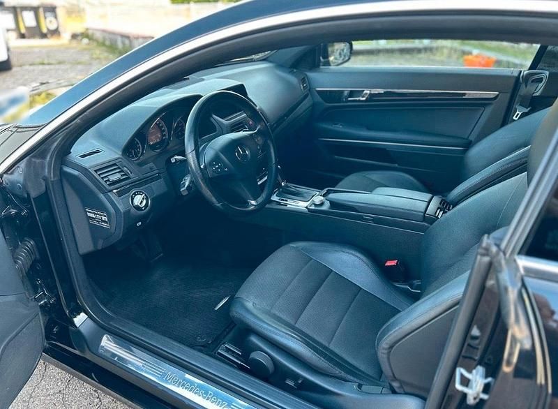 Gebraucht Mercedes E250 204 PS (150 kW) 2009 Schwarz Coupé