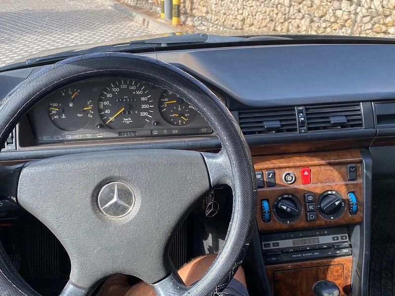 Gebraucht Mercedes E250 126 PS (92 kW) 1993 Schwarz Limousine