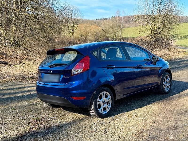 Gebraucht Ford Fiesta 80 PS (58 kW) 2015 Blau Kleinwagen