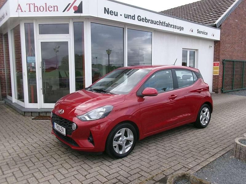 Dragon red met Gebraucht 2022 Hyundai i10 Trend Kleinwagen | 11.950 € (Fairer Preis) - Bild 1/4