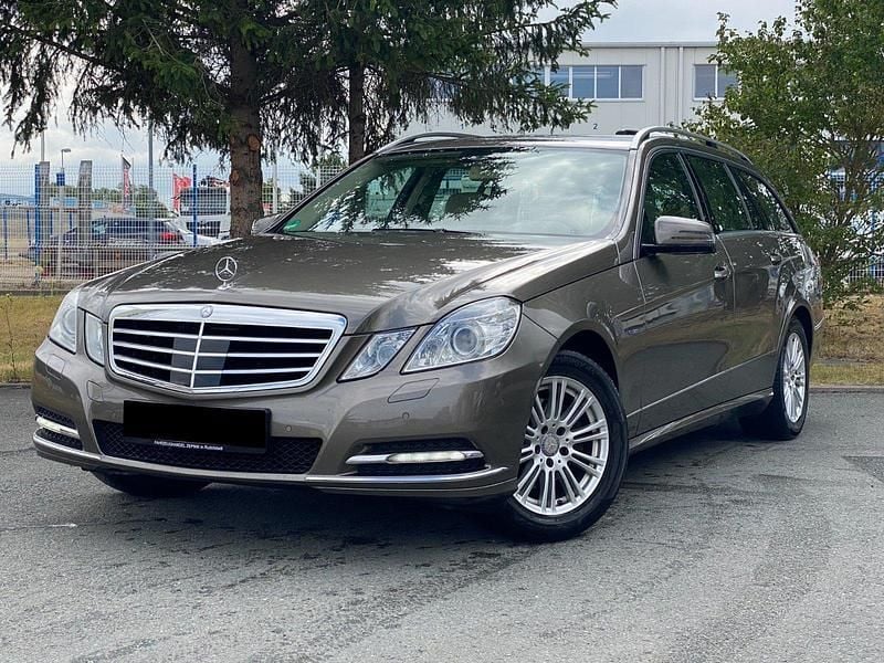 Grau Gebraucht 2011 Mercedes E200 Kombi | 11.950 € (Etwas zu teuer) - Bild 1/4