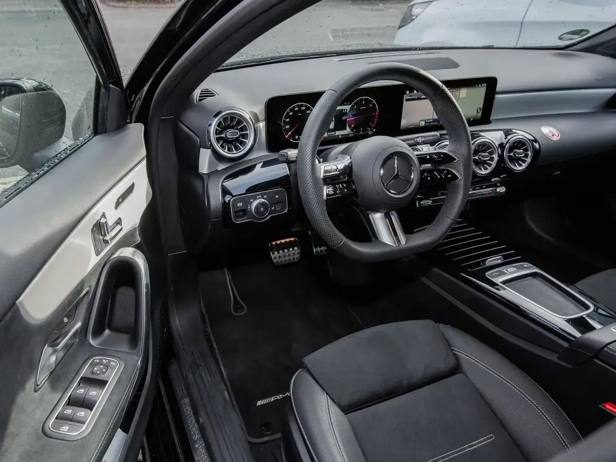 Gebraucht Mercedes A200 Advanced 150 PS (110 kW) 2026 Metalliclack kosmosschwarz Limousine
