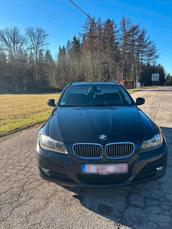 Gebraucht BMW 320 184 PS (135 kW) 2011 Schwarz Kombi