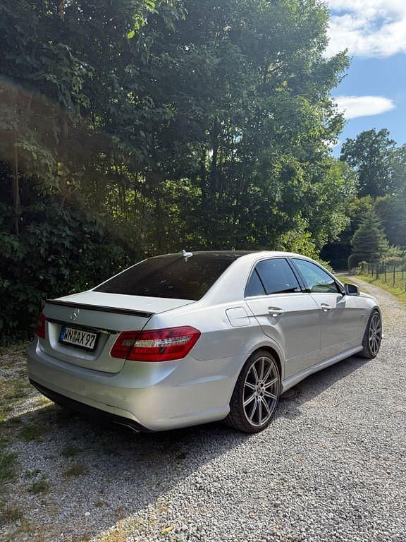 Silber Gebraucht 2009 Mercedes E350 AMG line Limousine | 9.850 € (Fairer Preis) - Bild 1/4