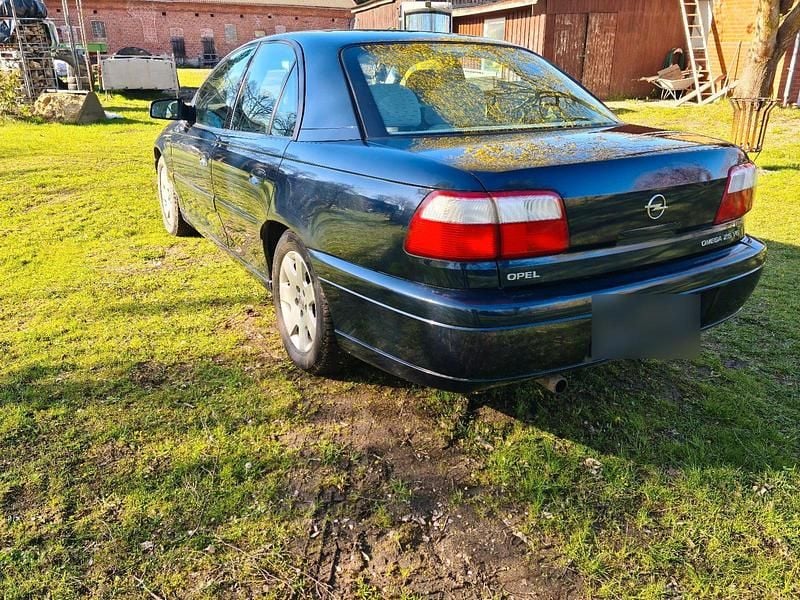 Używany Opel Omega 170 KM (125 kW) 1999 Niebieski Sedan/Limuzyna