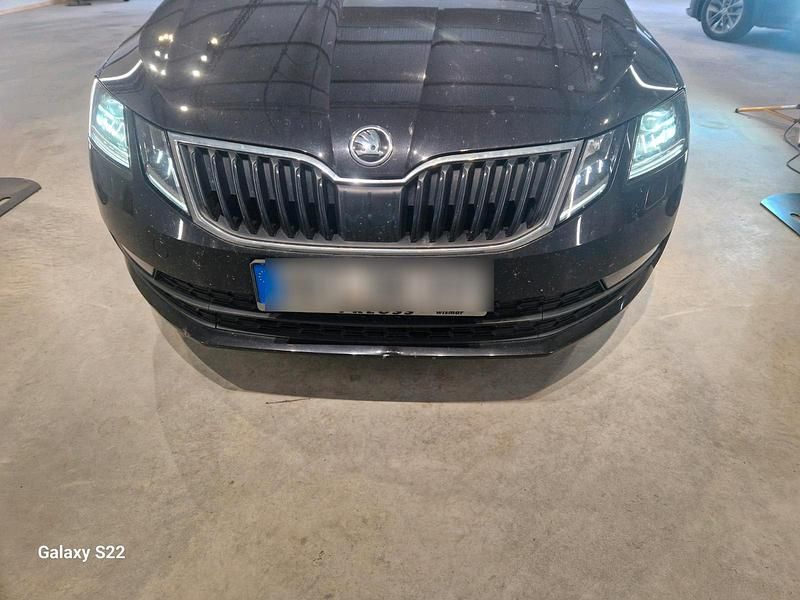 Schwarz Gebraucht 2018 Skoda Octavia Clever Kombi | 10.500 € (Superpreis) - Bild 1/4