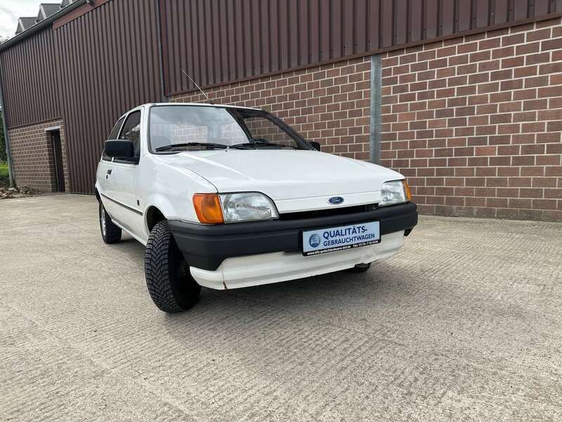 Weiß Gebraucht 1990 Ford Fiesta Kleinwagen | 2.899 € - Bild 1/4