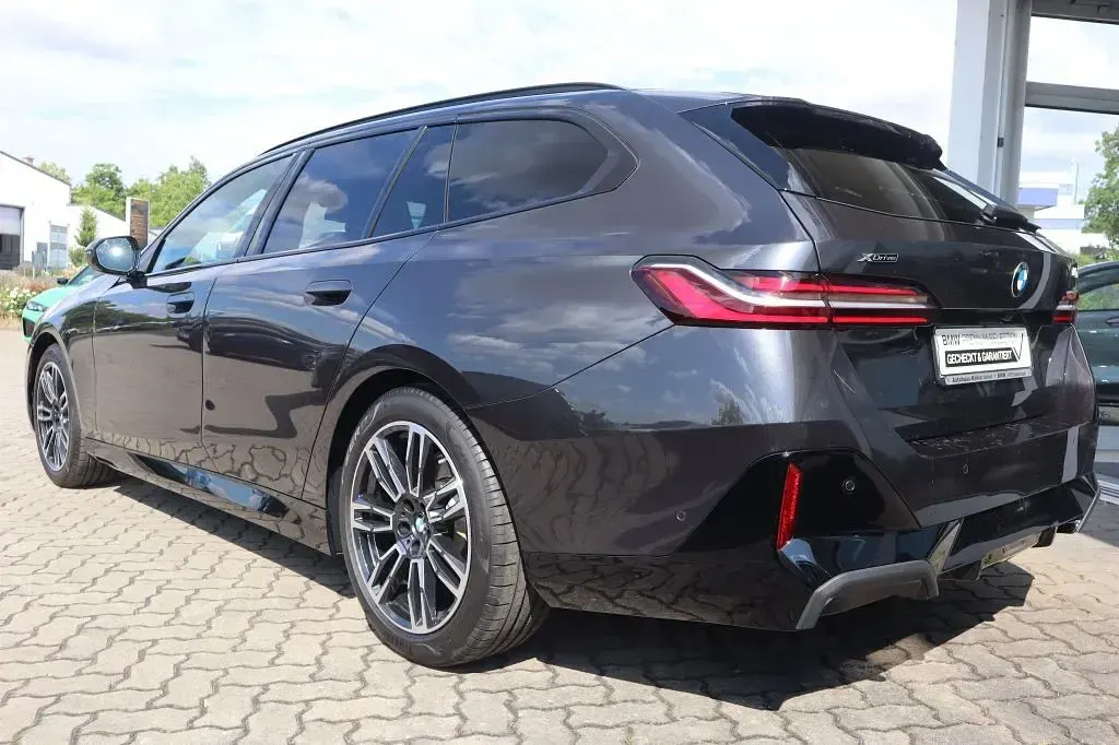 Gebraucht BMW 520 M Sport 197 PS (144 kW) 2025 Sophistograu brillanteffekt Kombi