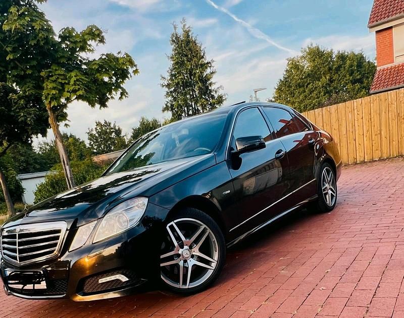 Schwarz Gebraucht 2009 Mercedes E250 Limousine | 10.400 € (Teuer) - Bild 1/4