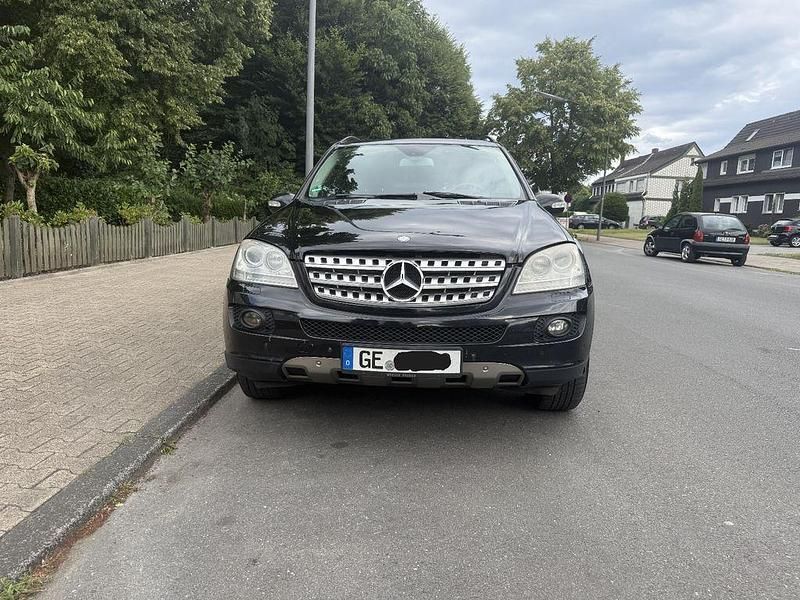 Schwarz Gebraucht 2008 Mercedes ML320 SUV | 4.999 € (Fairer Preis) - Bild 1/4
