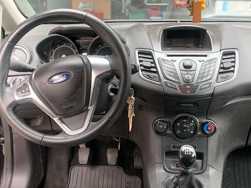Gebraucht Ford Fiesta 82 PS (60 kW) 2015 Schwarz Kleinwagen