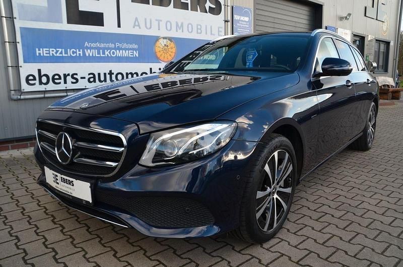 Blau Gebraucht 2020 Mercedes E300 Limousine | 31.490 € (Fairer Preis) - Bild 1/4