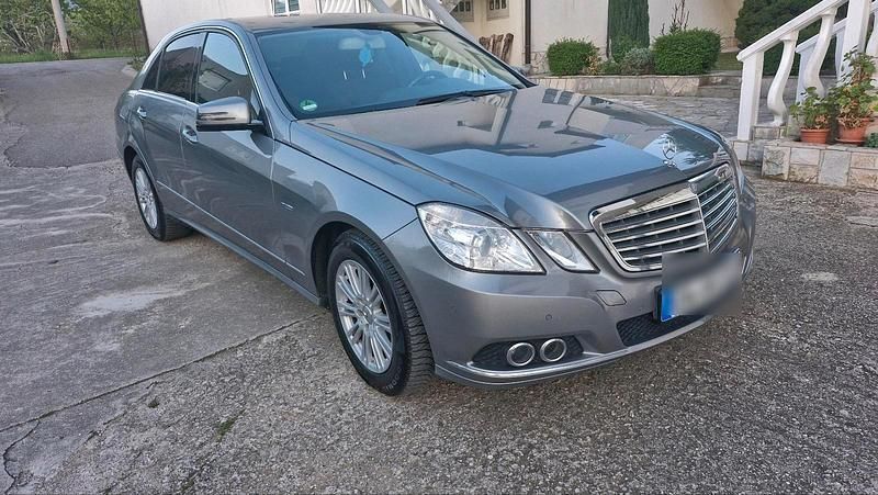 Grau Gebraucht 2009 Mercedes E250 Limousine | 8.900 € (Fairer Preis) - Bild 1/4