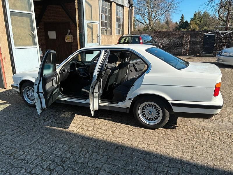 Gebraucht BMW 518 83 PS (61 kW) 1993 Weiß Limousine