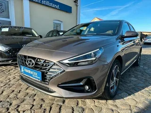 Silky bronze / met Gebraucht 2022 Hyundai i30 Limousine | 17.880 € (Fairer Preis) - Bild 1/4