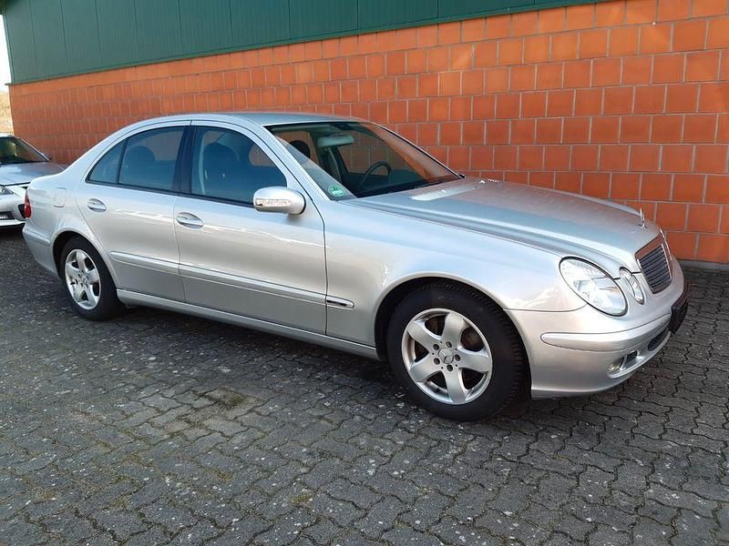 Gebraucht Mercedes E220 150 PS (110 kW) 2005 Silber Limousine