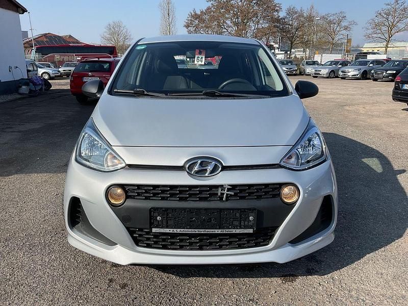 Gebraucht Hyundai i10 67 PS (49 kW) 2018 Silber Kleinwagen