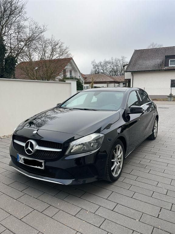 Schwarz Gebraucht 2016 Mercedes A180 Urban Limousine | 12.850 € (Guter Preis) - Bild 1/4
