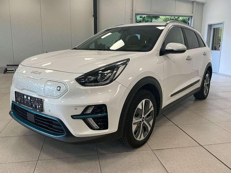 (swp) snow weiß pearl Gebraucht 2022 Kia e-Niro Spirit SUV | 22.475 € (Guter Preis) - Bild 1/4