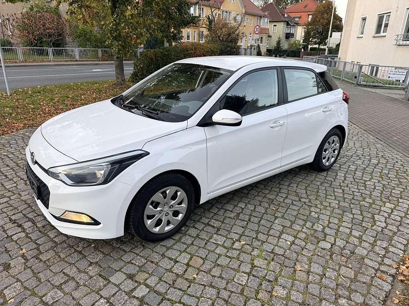 Gebraucht Hyundai i20 Classic 75 PS (55 kW) 2016 Polar white Kleinwagen