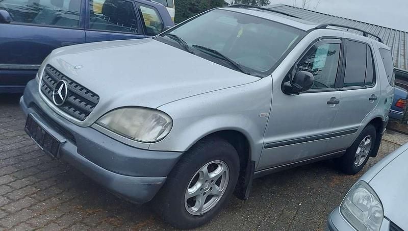 Silber Gebraucht 2002 Mercedes ML320 SUV | 1.350 € (Superpreis) - Bild 1/4