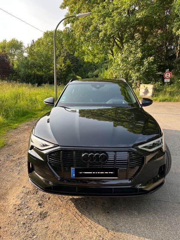 Schwarz Gebraucht 2020 Audi e-tron S-Line SUV | 33.400 € (Etwas zu teuer) - Bild 1/4