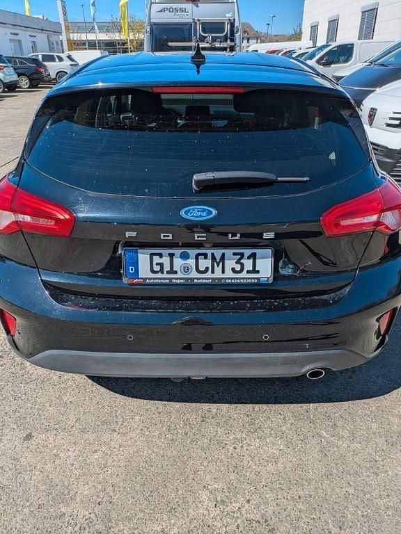 Usado Ford Focus Cool & Connect 101 HP (74 kW) 2019 Preto Sedan