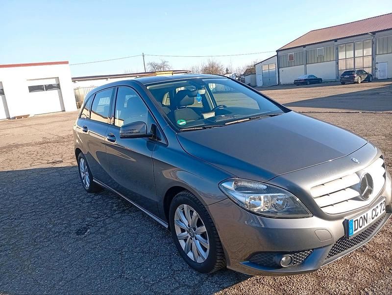 Braun Gebraucht 2012 Mercedes B200 Van / Kleinbus | 10.590 € (Fairer Preis) - Bild 1/4