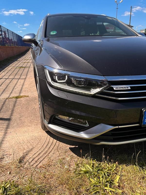 Schwarz Gebraucht 2018 VW Passat Alltrack Kombi | 16.950 € - Bild 1/4