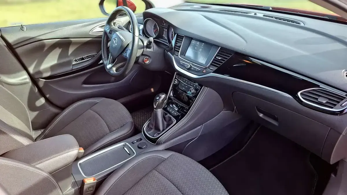 Używany Opel Astra Innovation 200 KM (147 kW) 2016 Czerwony Sedan/Limuzyna