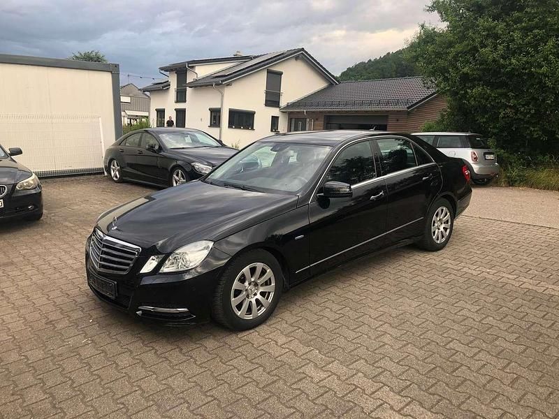 Schwarz Gebraucht 2010 Mercedes E220 Limousine | 15.399 € (Teuer) - Bild 1/4