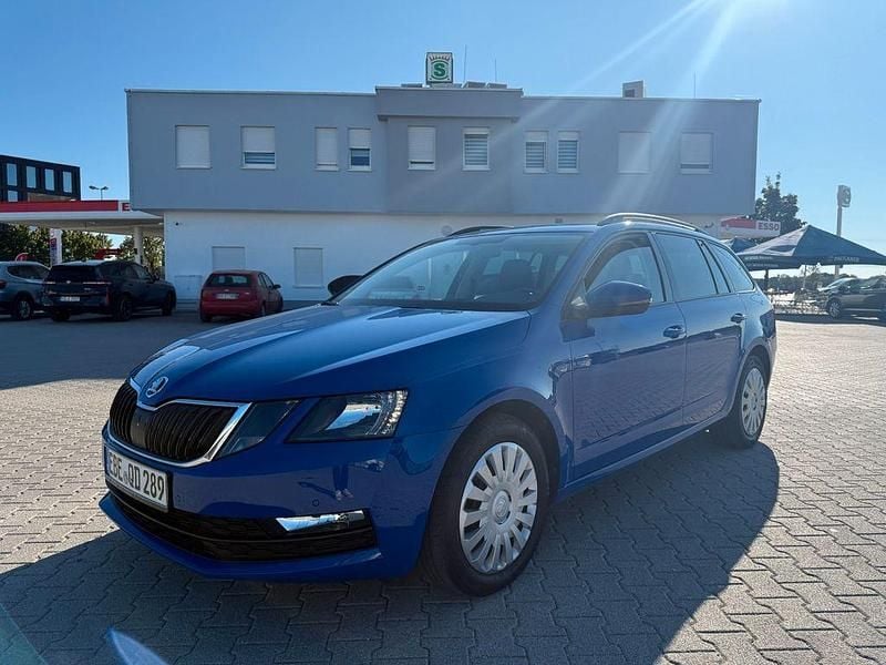 Blau Gebraucht 2019 Skoda Octavia Ambition Kombi | 11.999 € (Fairer Preis) - Bild 1/4