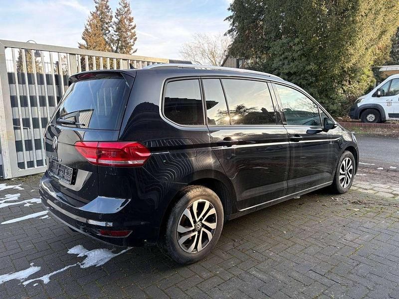 Gebraucht VW Touran Active 150 PS (110 kW) 2022 Schwarz Van / Kleinbus